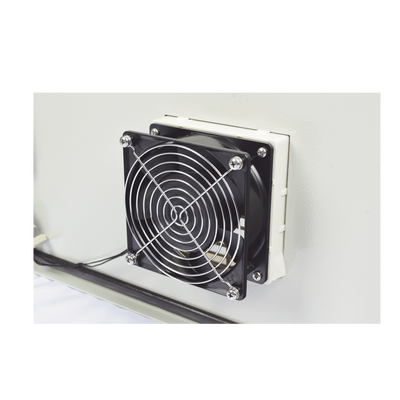 Gabinete Ventilado de Acero IP55 Uso en Exterior (600 x 800 x 300 mm) con Placa Trasera Interior Metálica y Compuerta Inferior Atornillable. Incluye Ventilador, Ventilas, filtros, Chapas y Llave T.